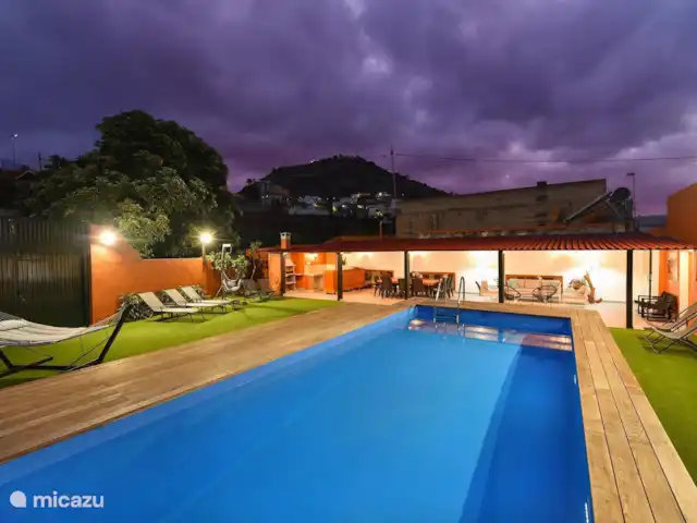 vakantiehuis huren in Spanje, Gran Canaria, Arucas – Finca del Norte  De villa in de avond, sfeervol verlicht