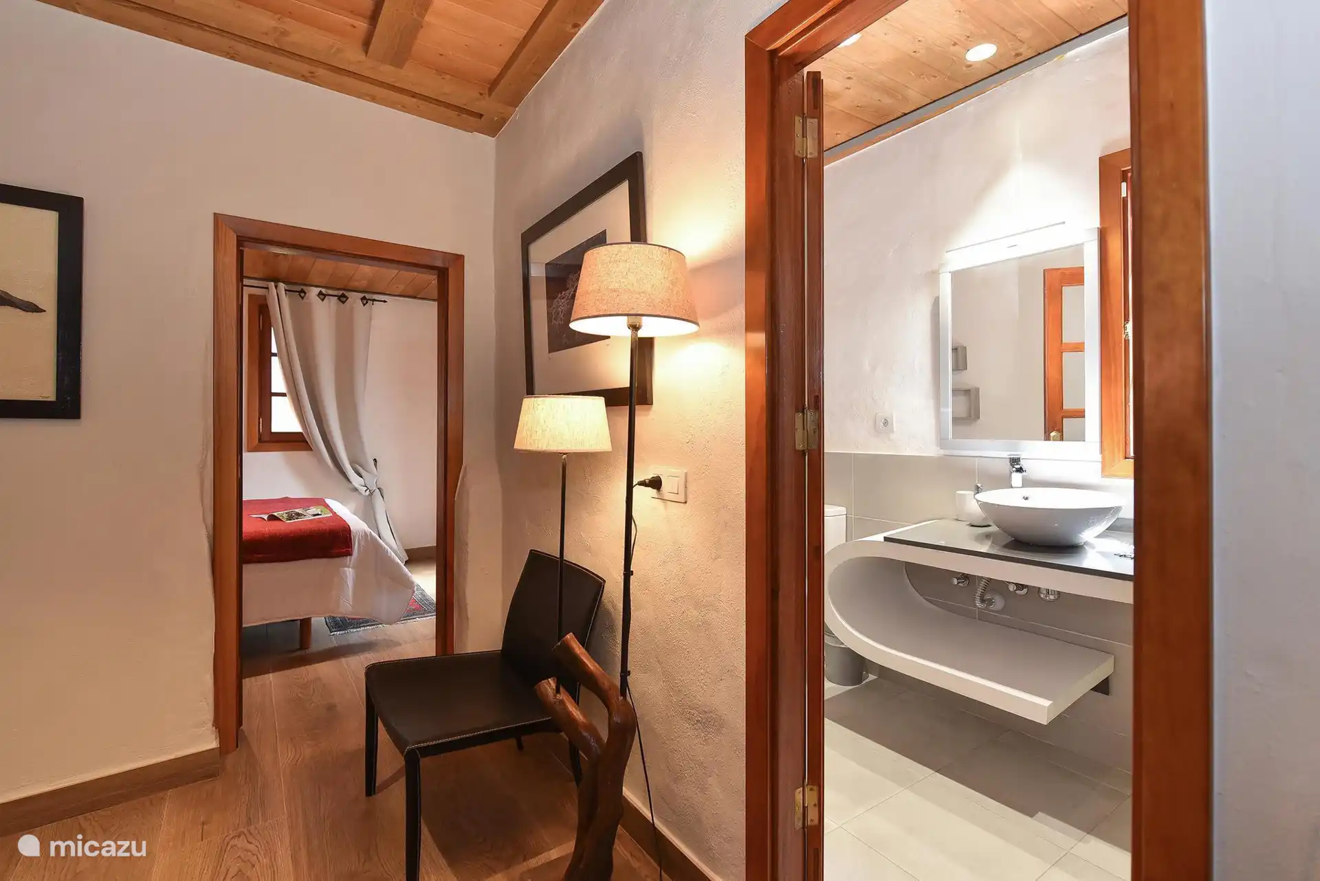 Schlafzimmer und Badezimmer