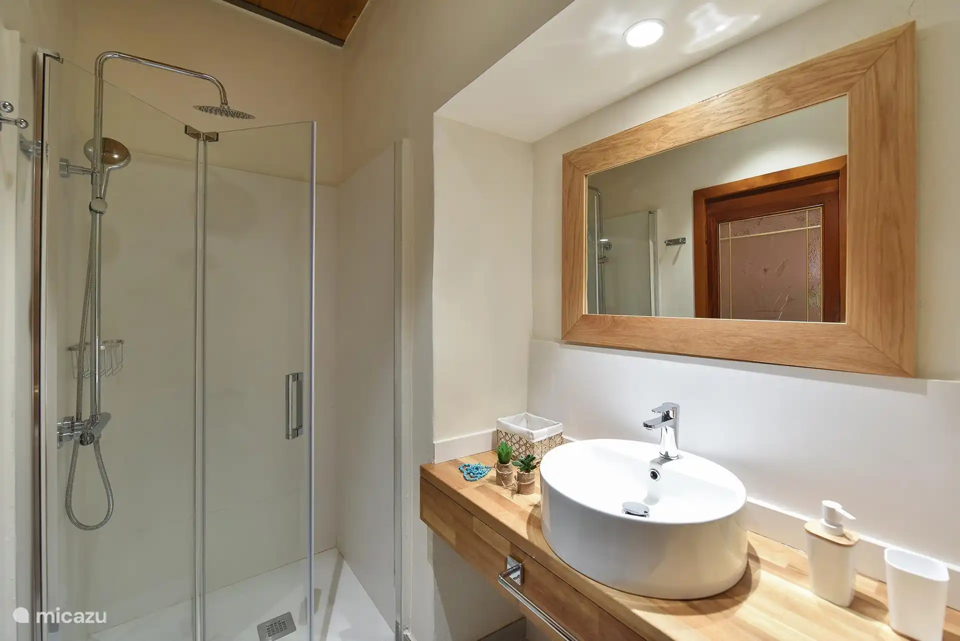 Badezimmer mit Dusche