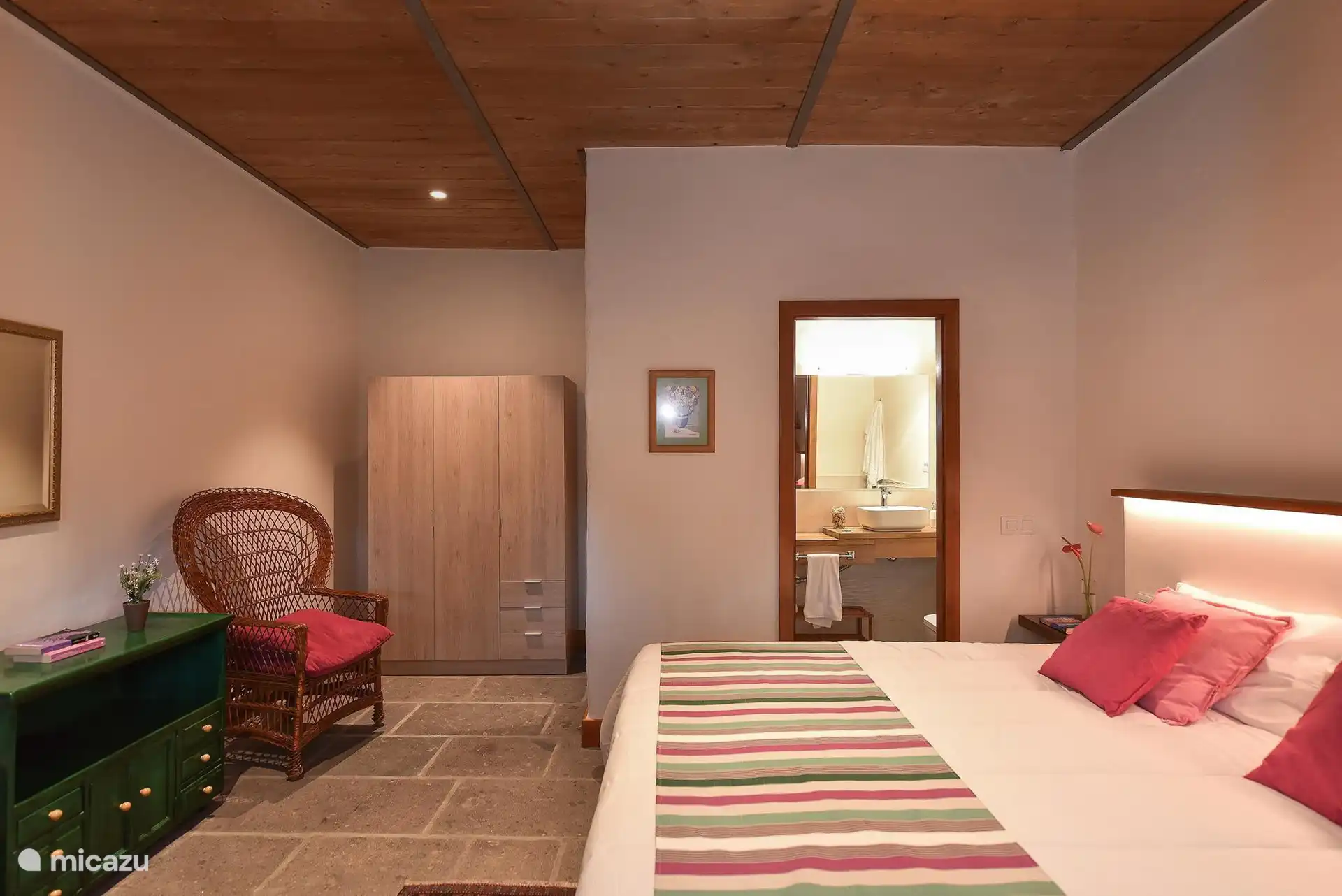 Schlafzimmer für zwei Personen mit eigenem Bad