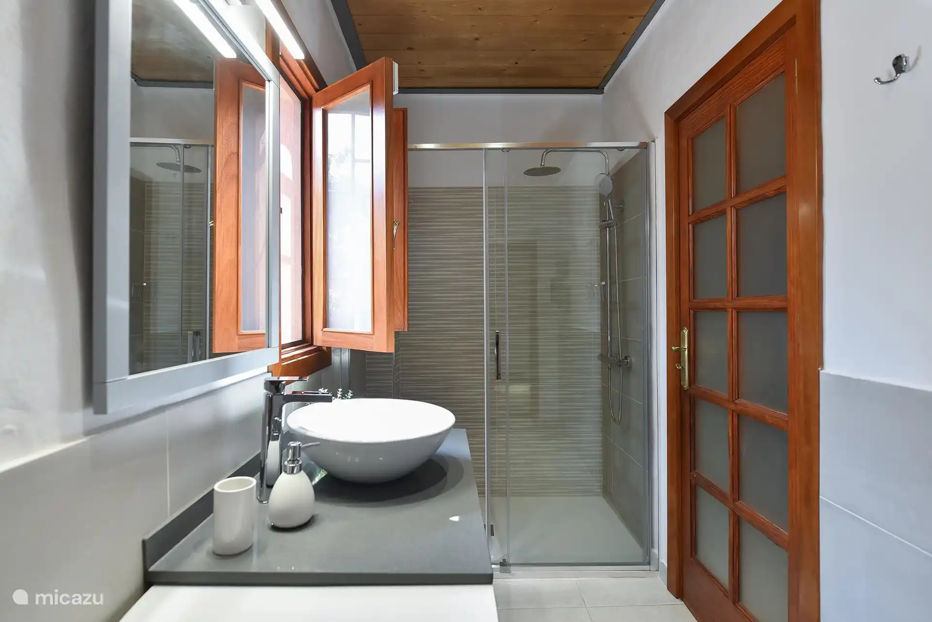 Badezimmer mit Dusche