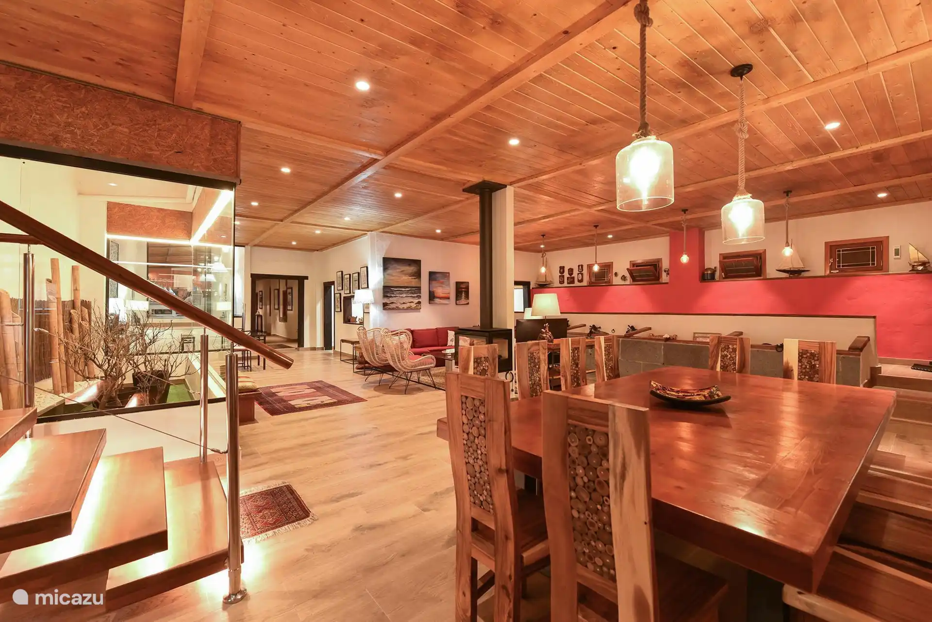 Gemütliches Wohnzimmer mit Esstisch