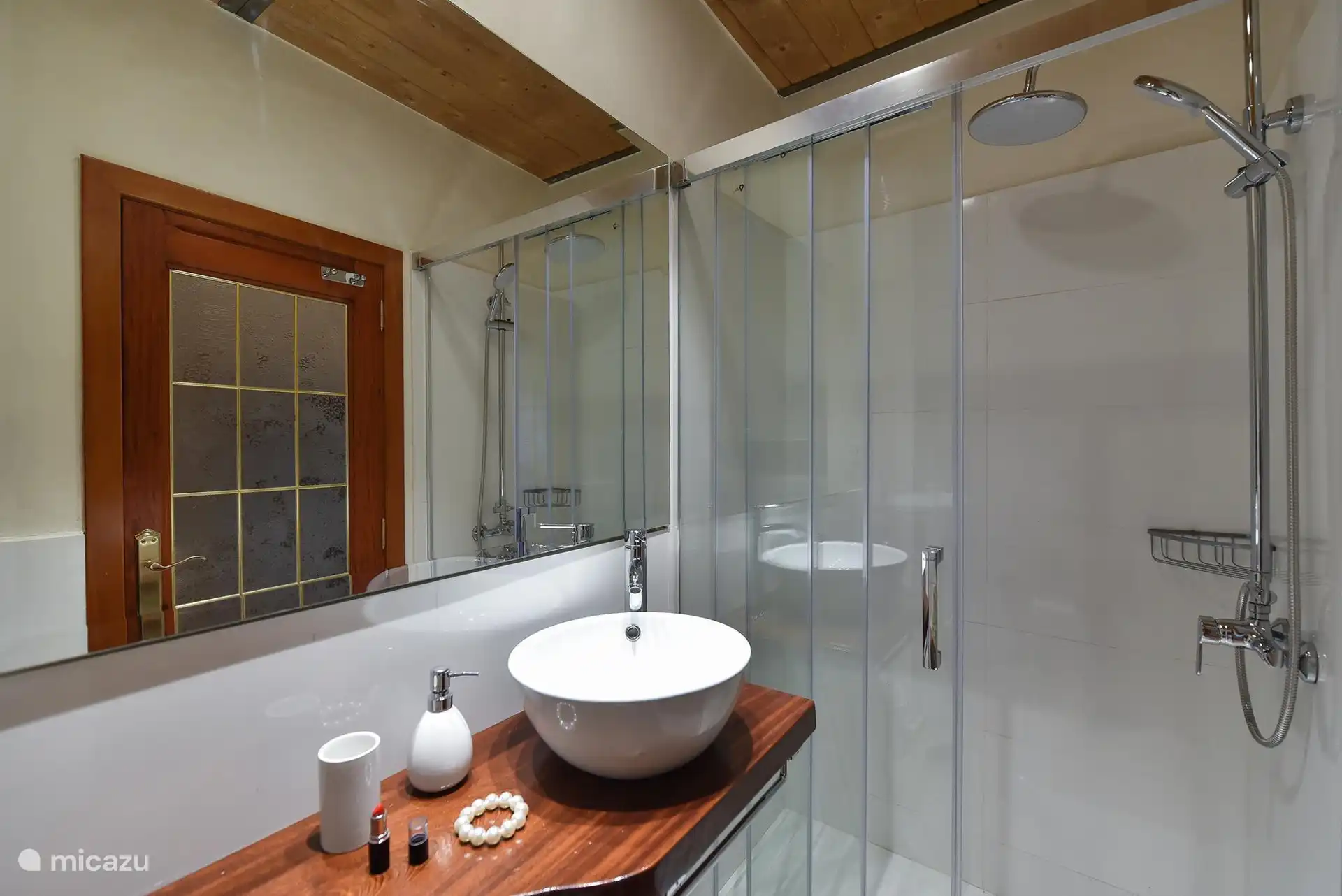 Badezimmer mit Dusche