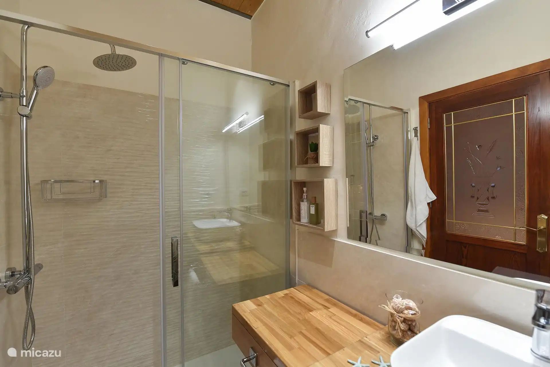 Badezimmer mit Dusche