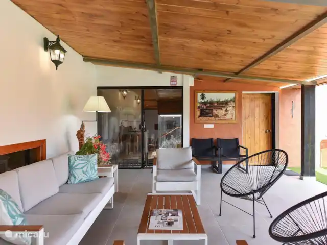 vakantiehuis huren in Spanje, Gran Canaria, Arucas – Finca del Norte  Buiten kan je heerlijk vertoeven op de loungeplek.