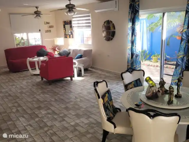Casa Elly en Aruba, Paradera, Paradera - casa vacacional Sala de estar con comedor