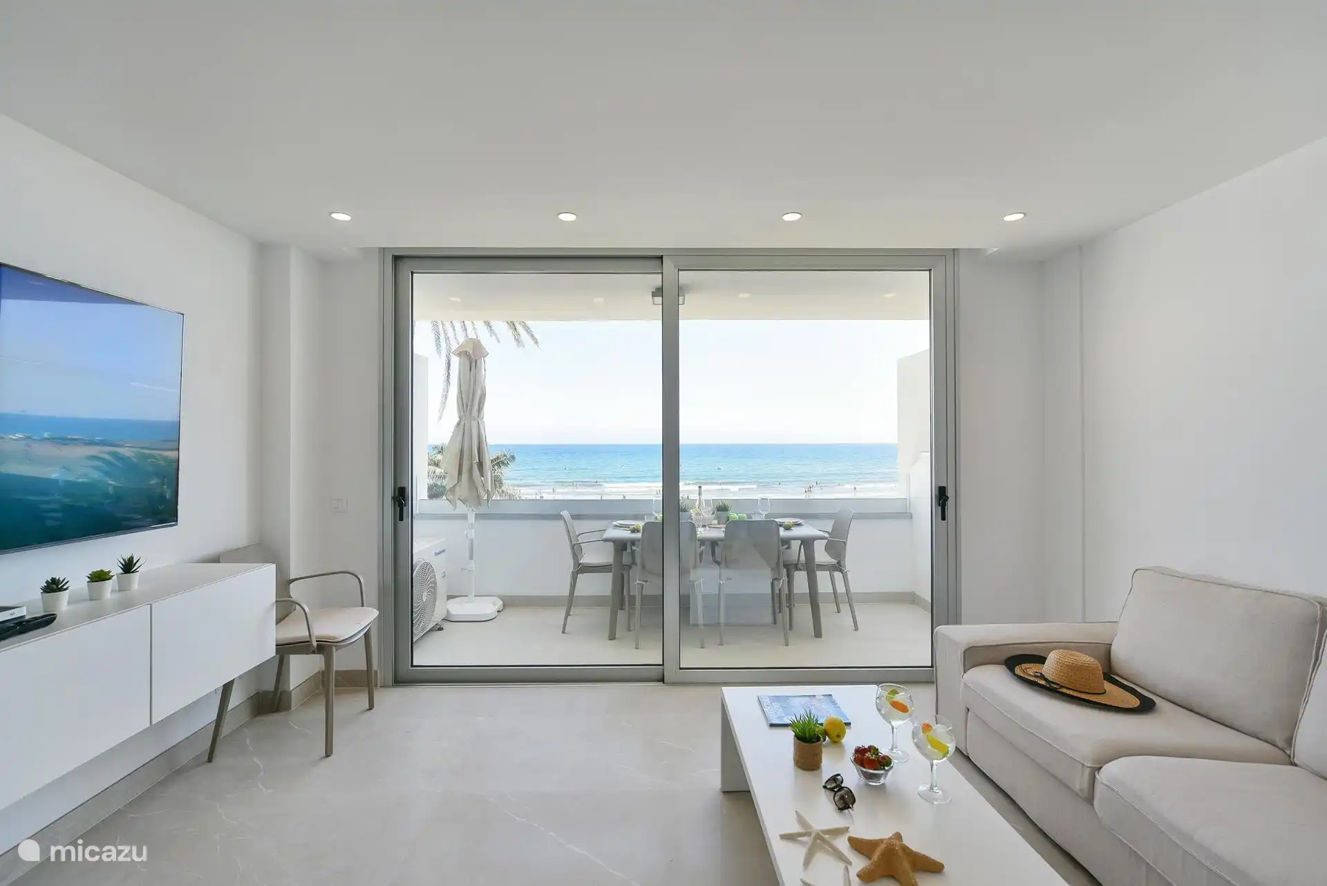 Avec accès direct à la terrasse avec vue sur la mer