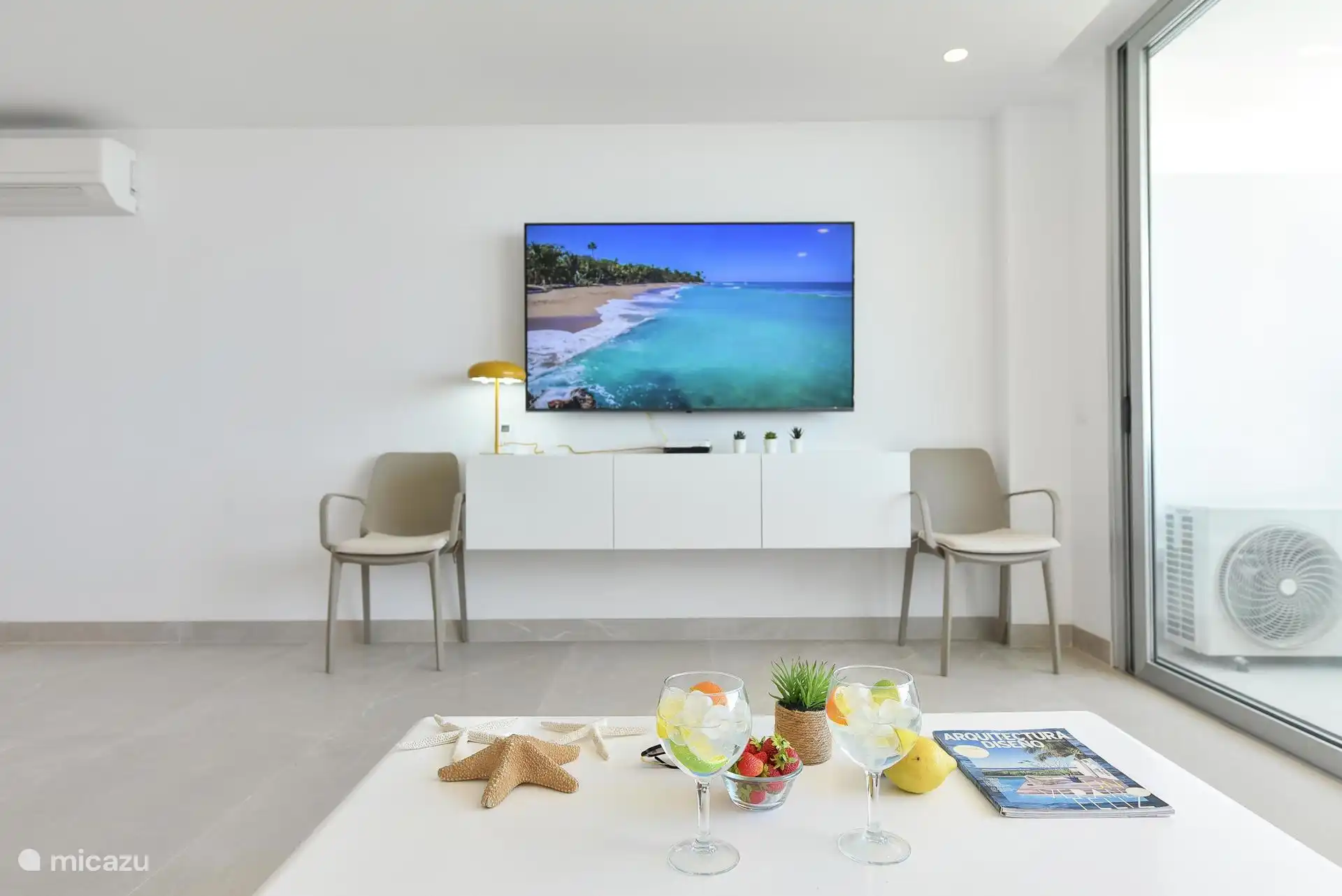 Dans le salon avec télévision, vous pouvez profiter de beaucoup de lumière