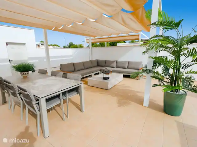 Bungalow luxueux et spacieux | Espagne, Murcia, San Pedro del Pinatar - bungalow Terrasse sur le toit avec chaises longues et ensemble de salon