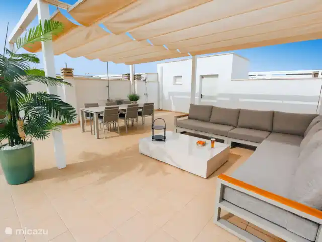 Bungalow luxueux et spacieux | Espagne, Murcia, San Pedro del Pinatar - bungalow Terrasse sur le toit avec chaises longues et ensemble de salon