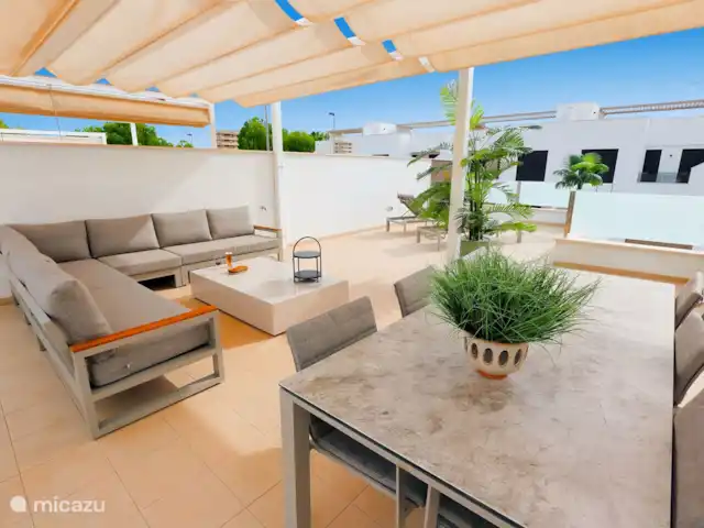 Bungalow luxueux et spacieux | Espagne, Murcia, San Pedro del Pinatar - bungalow Terrasse sur le toit avec chaises longues et ensemble de salon