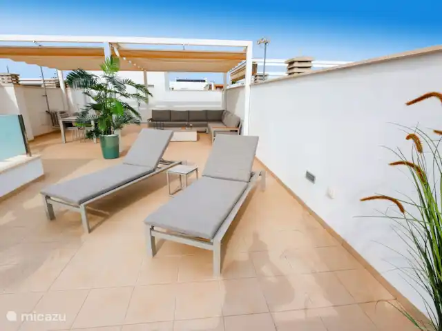 Bungalow luxueux et spacieux | Espagne, Murcia, San Pedro del Pinatar - bungalow Terrasse sur le toit avec chaises longues et ensemble de salon