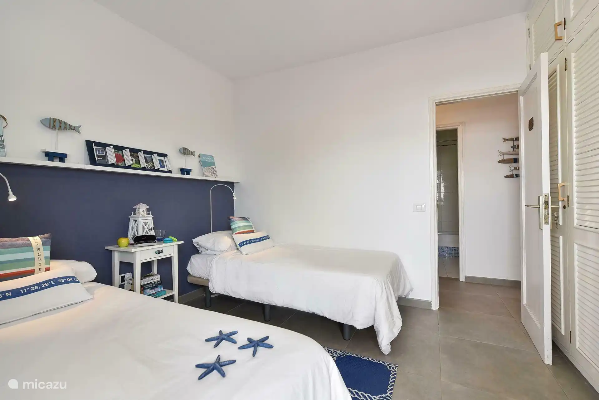 Schlafzimmer mit zwei Einzelbetten