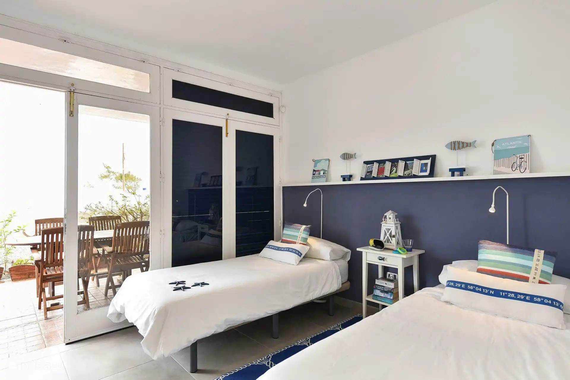 Schlafzimmer mit zwei Einzelbetten