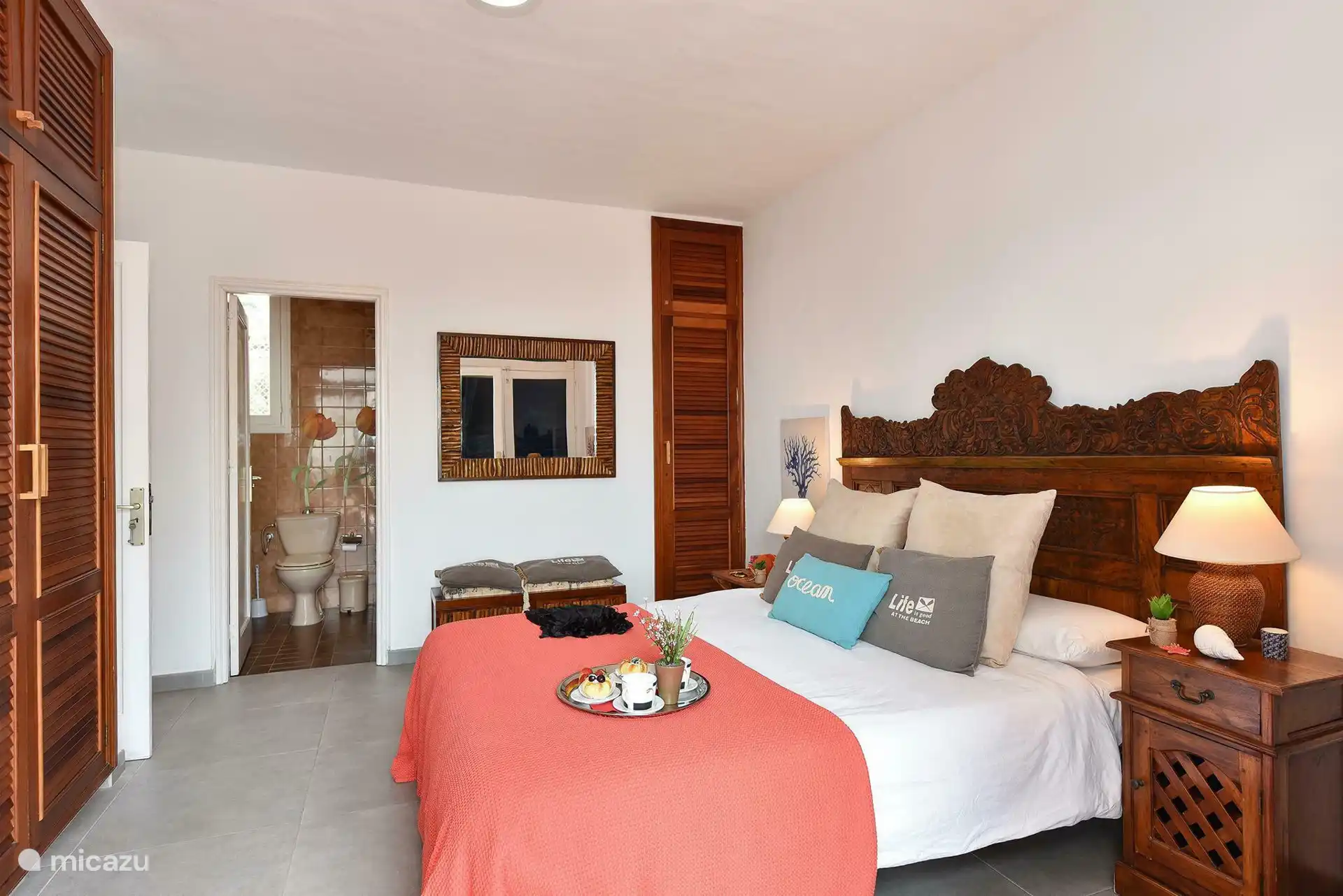 Das attraktive Schlafzimmer mit Bad