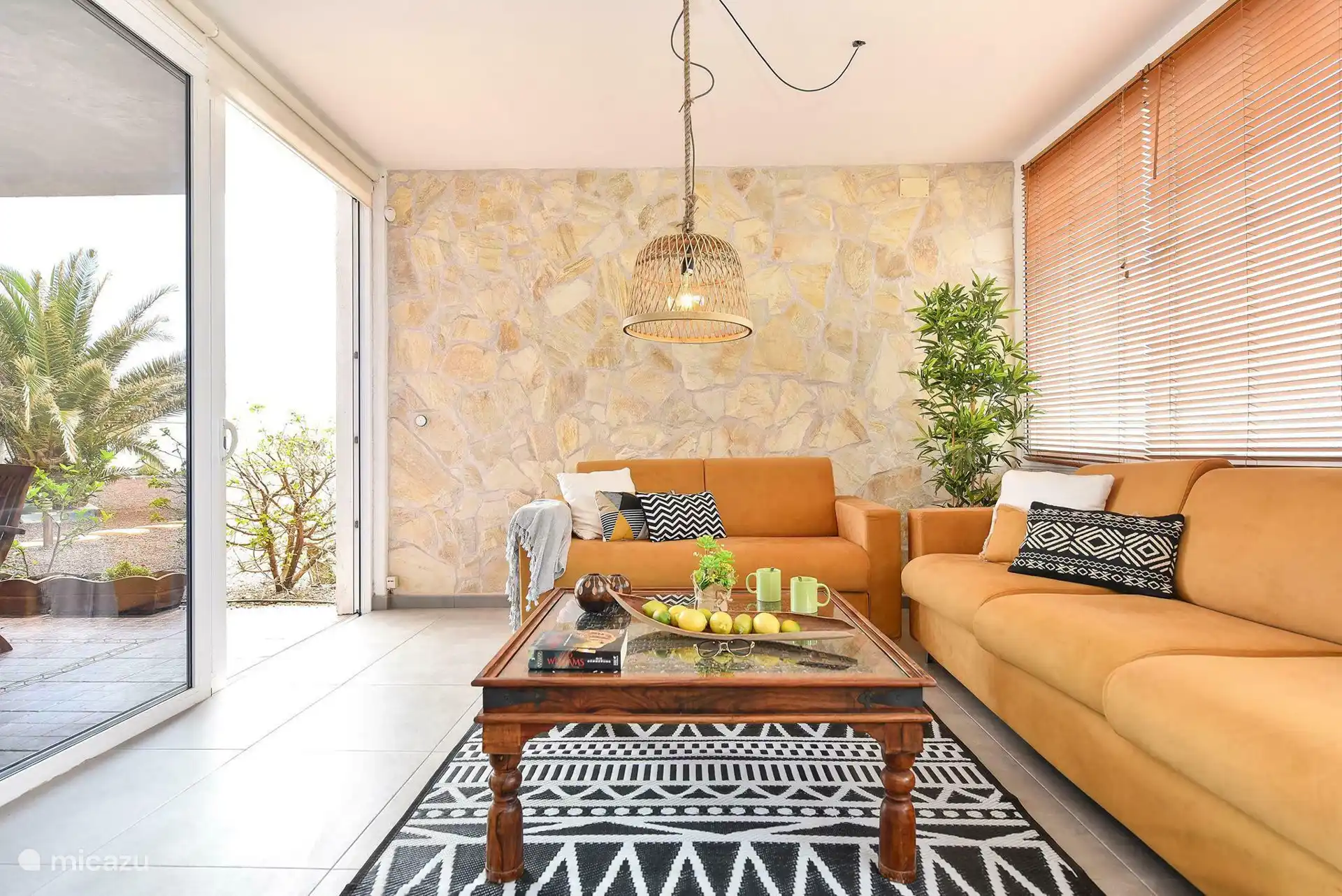 Das gemütliche Wohnzimmer mit Terrassentüren