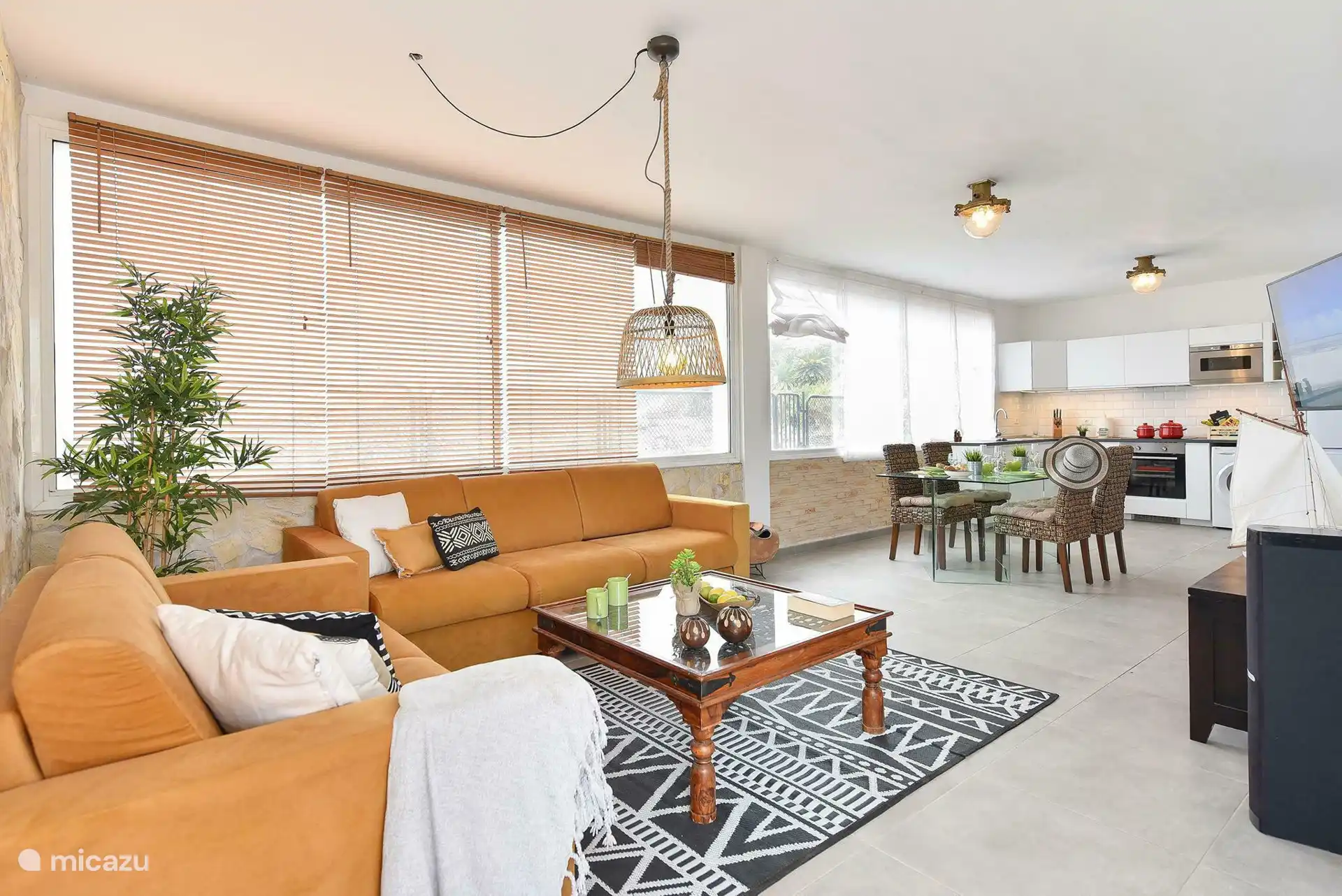 Das Wohnzimmer und die Küche mit Esstisch