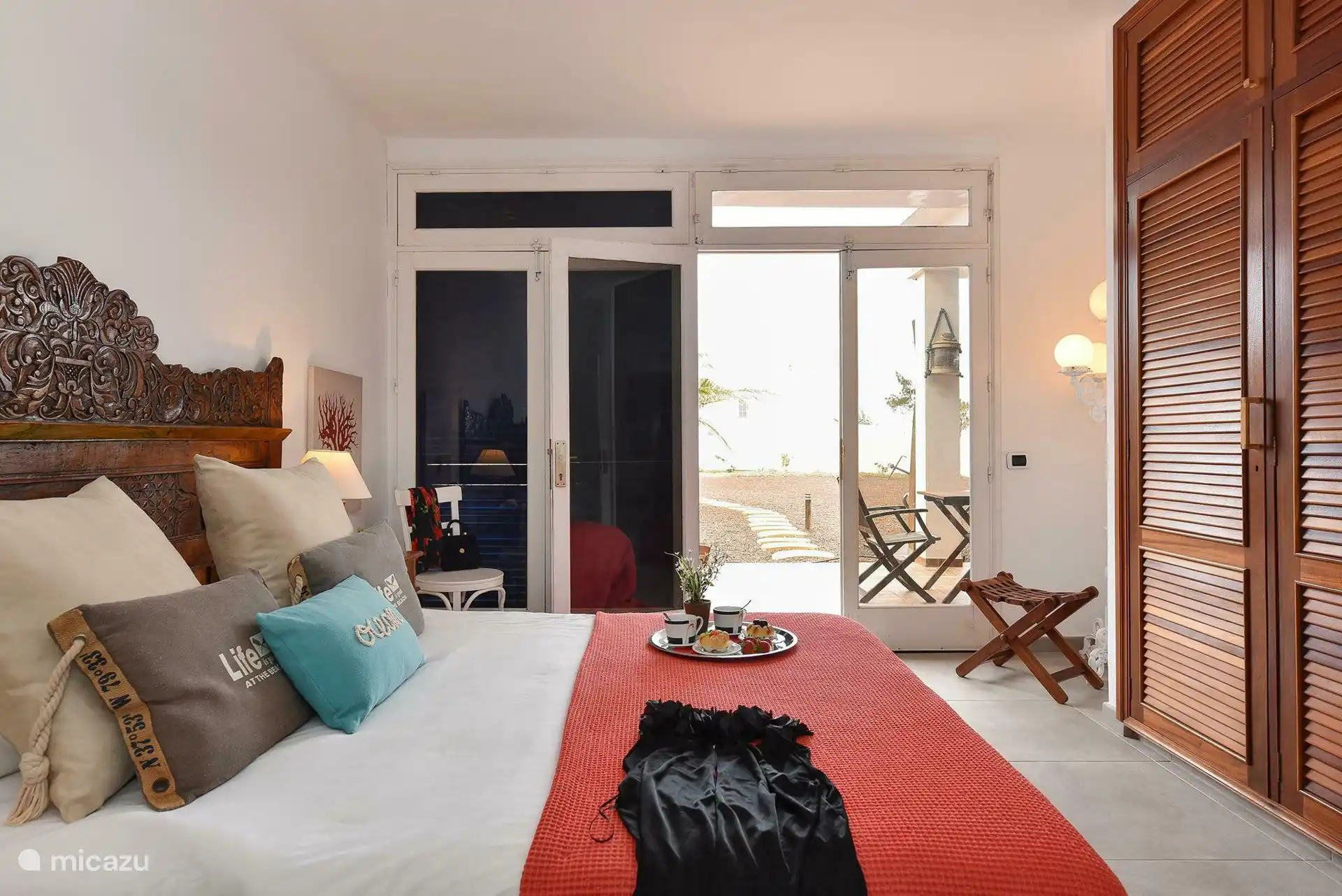 Das attraktive Schlafzimmer grenzt an die Terrasse