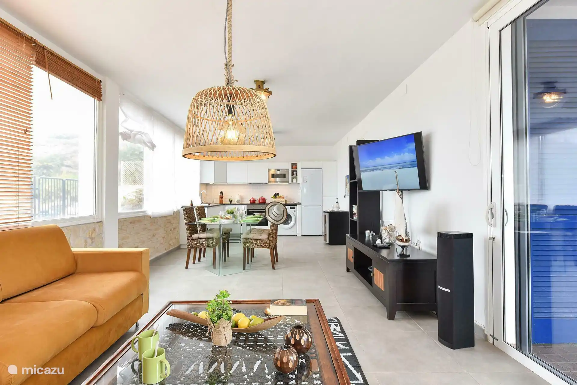 Das Wohnzimmer mit Küche