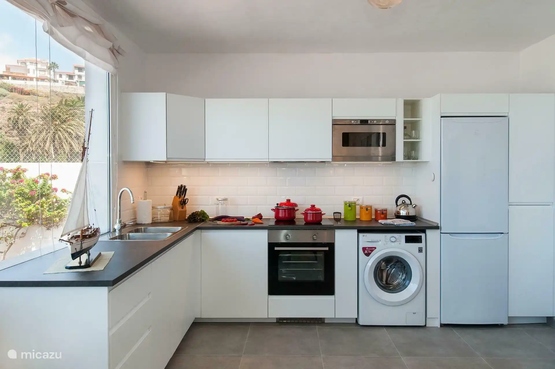 Die Küche ist komplett ausgestattet