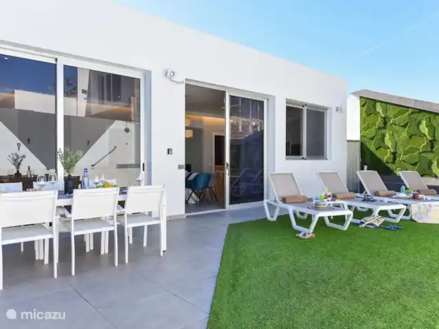 Villa Moderno | Espagne, Grande Canarie, Maspalomas - villa Le bel espace extérieur avec transats et table à manger