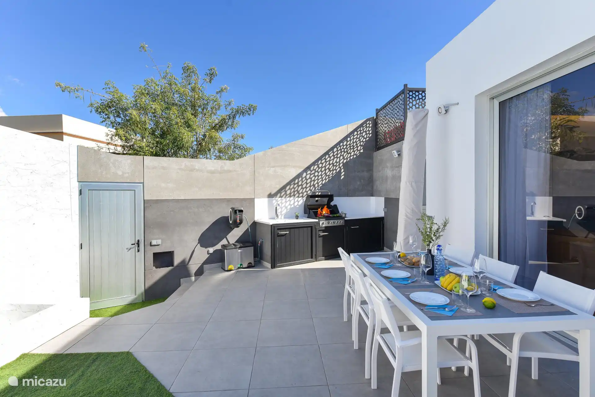 La table à manger et l’endroit pour faire un barbecue