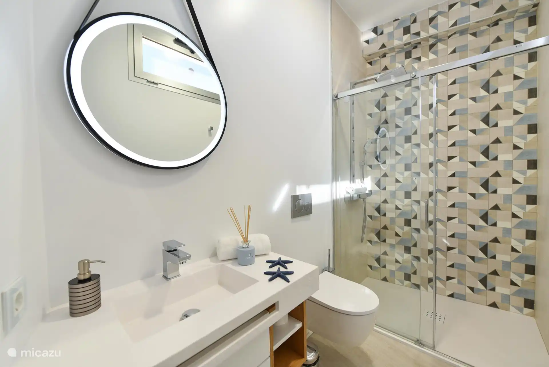 Salle de bain avec douche 