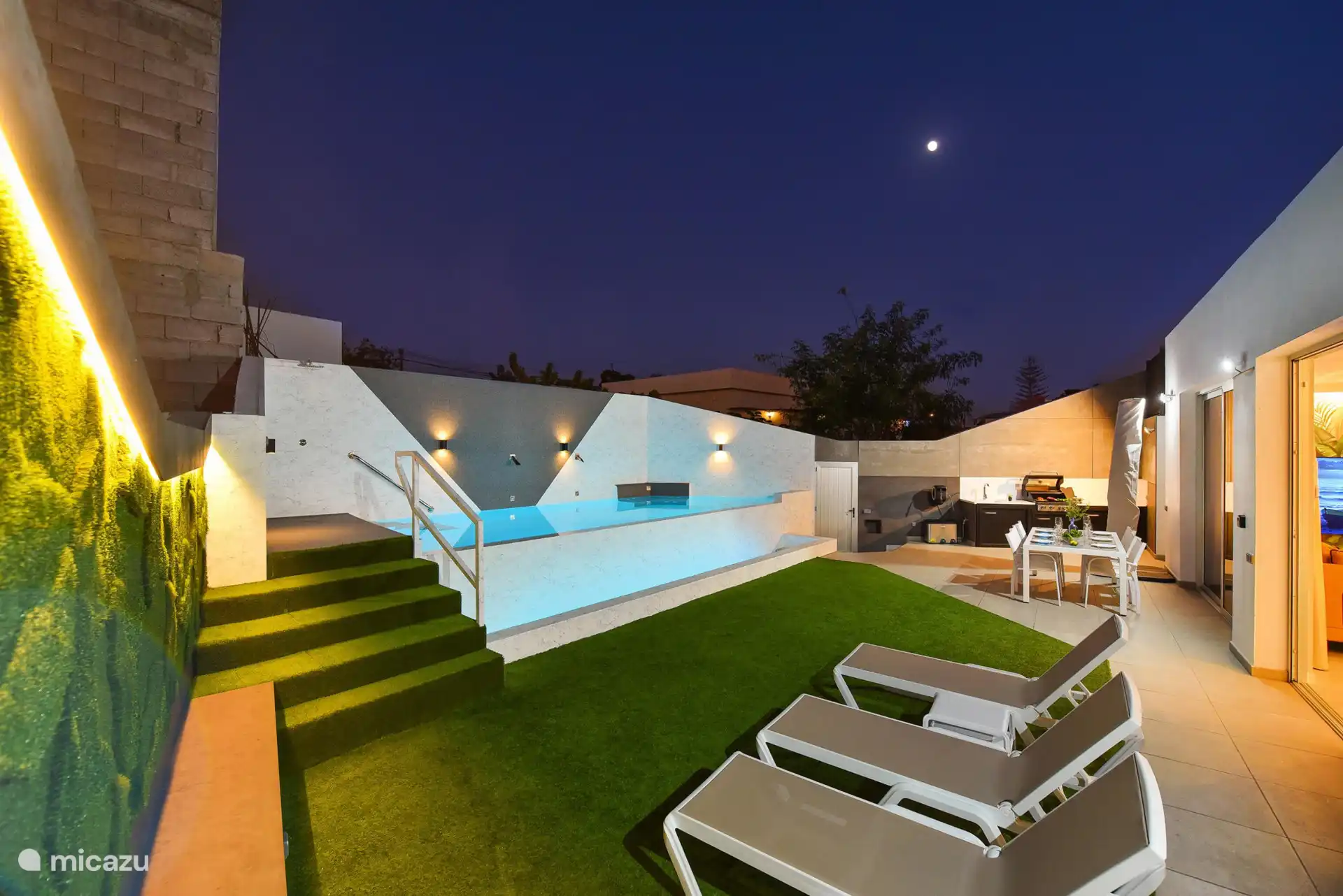 La villa le soir, joliment éclairée