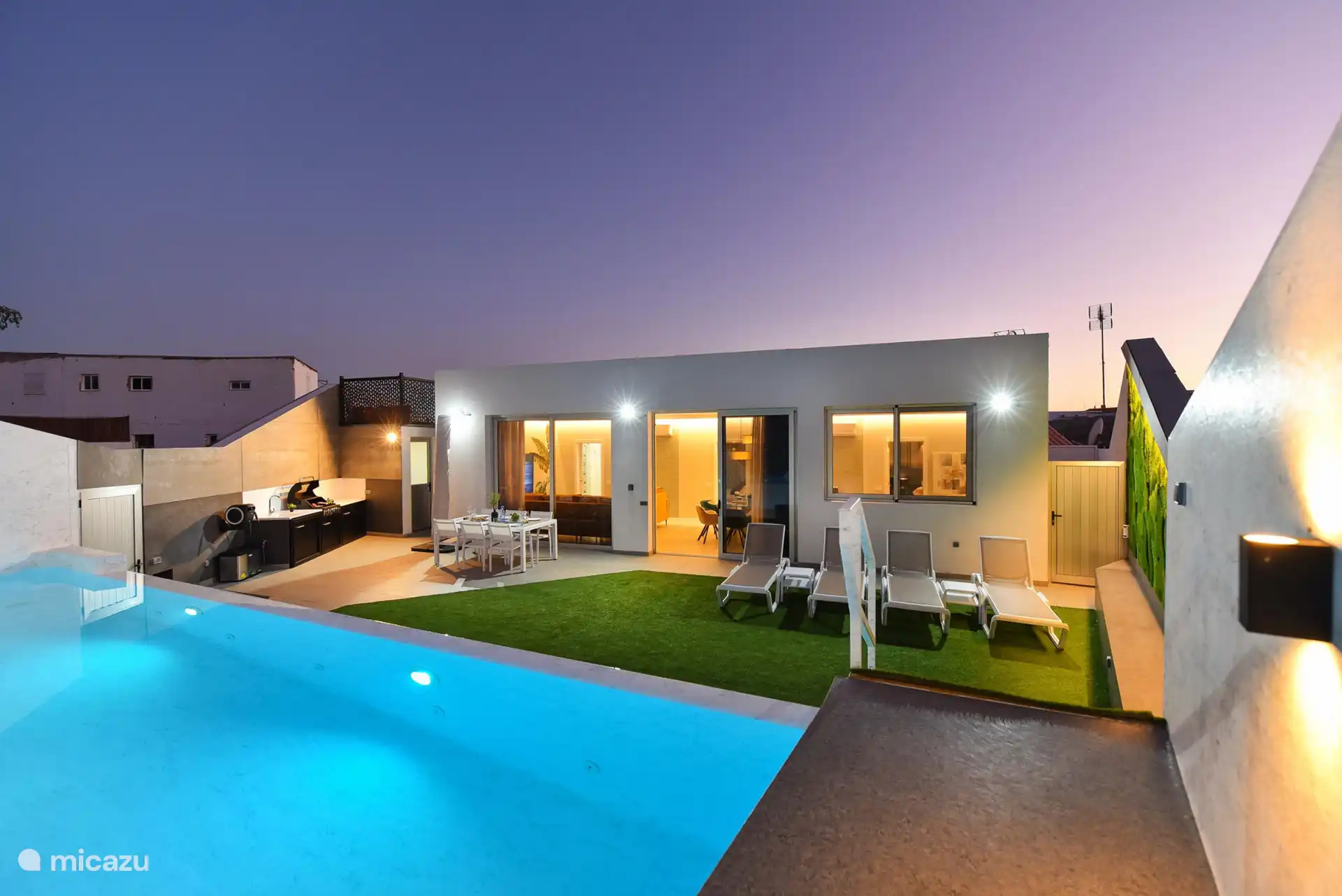 La villa le soir, joliment éclairée