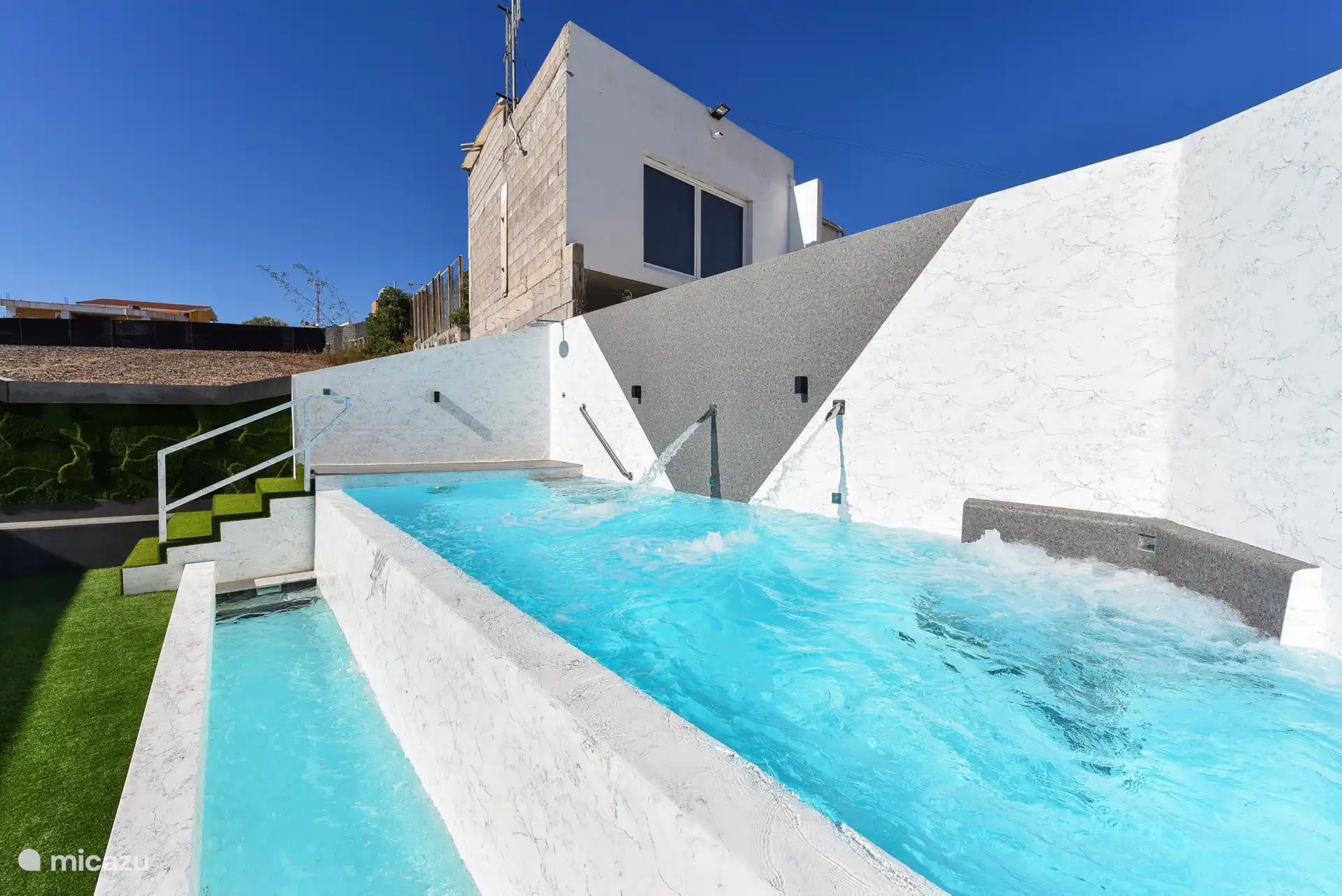 La piscine privée avec fonction massage