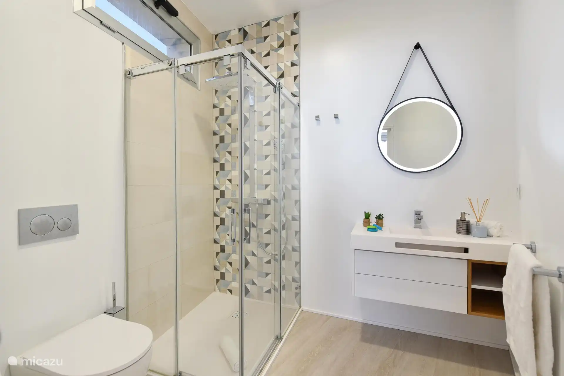 Salle de bain avec douche 