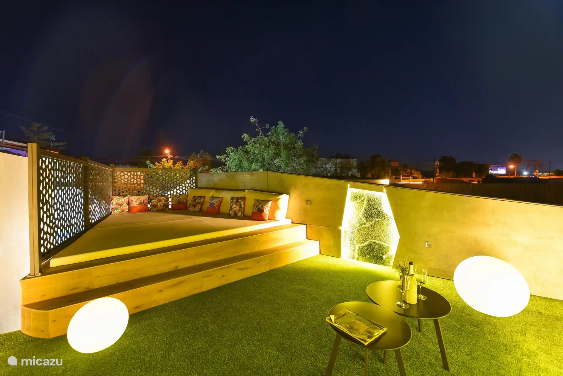 La villa le soir, joliment éclairée