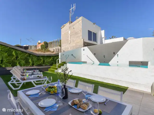 Villa Moderno | Espagne, Grande Canarie, Maspalomas - villa Le bel espace extérieur avec transats et table à manger