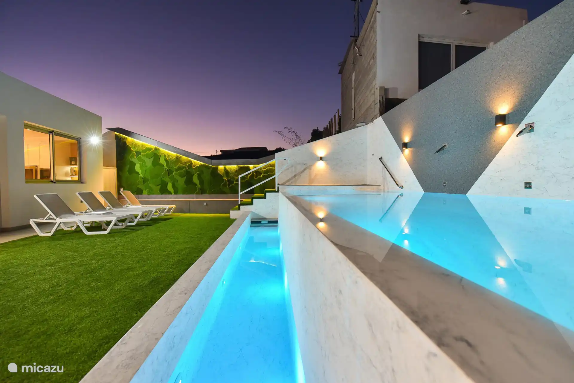 La villa le soir, joliment éclairée