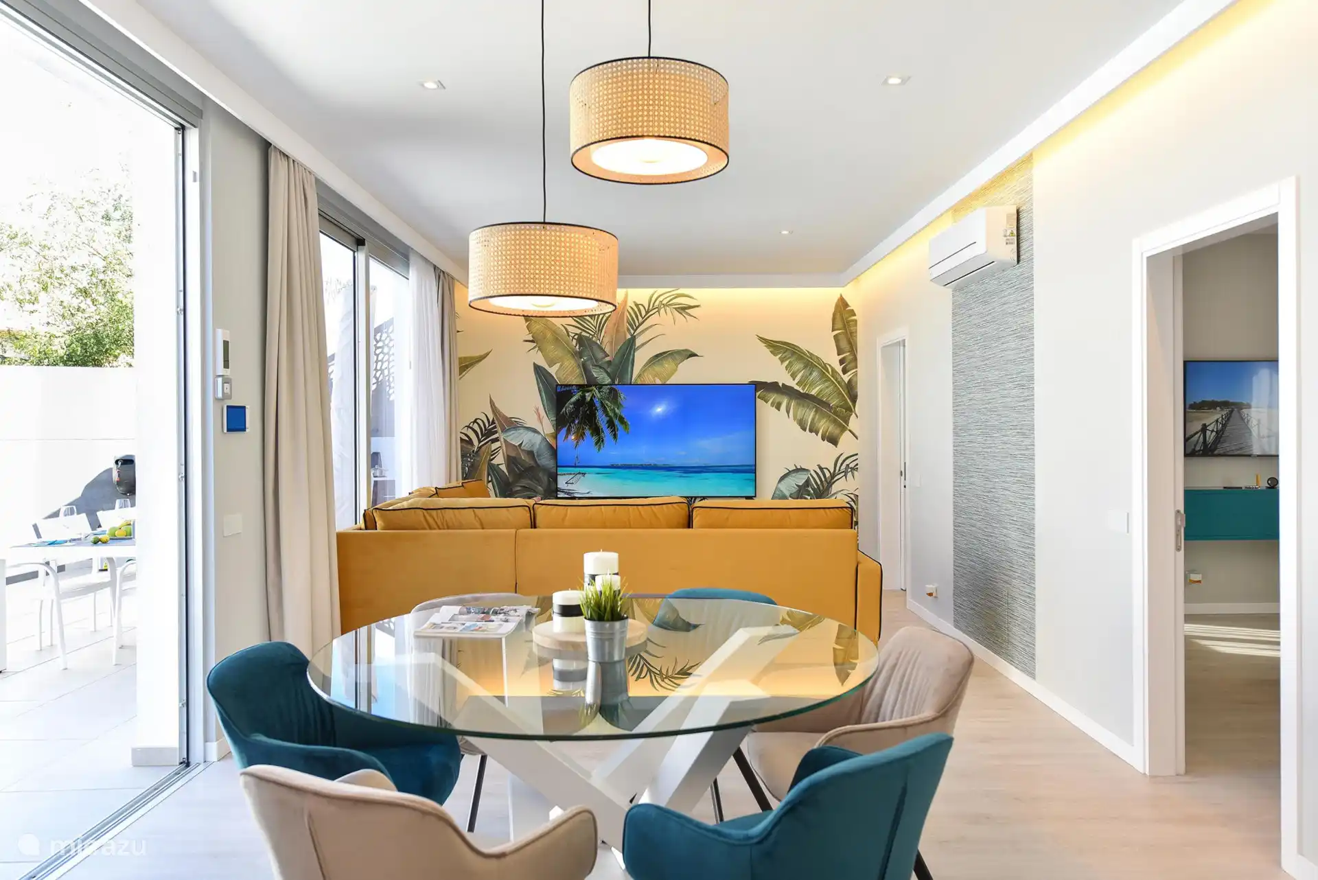 Salon confortable et table à manger à l’intérieur