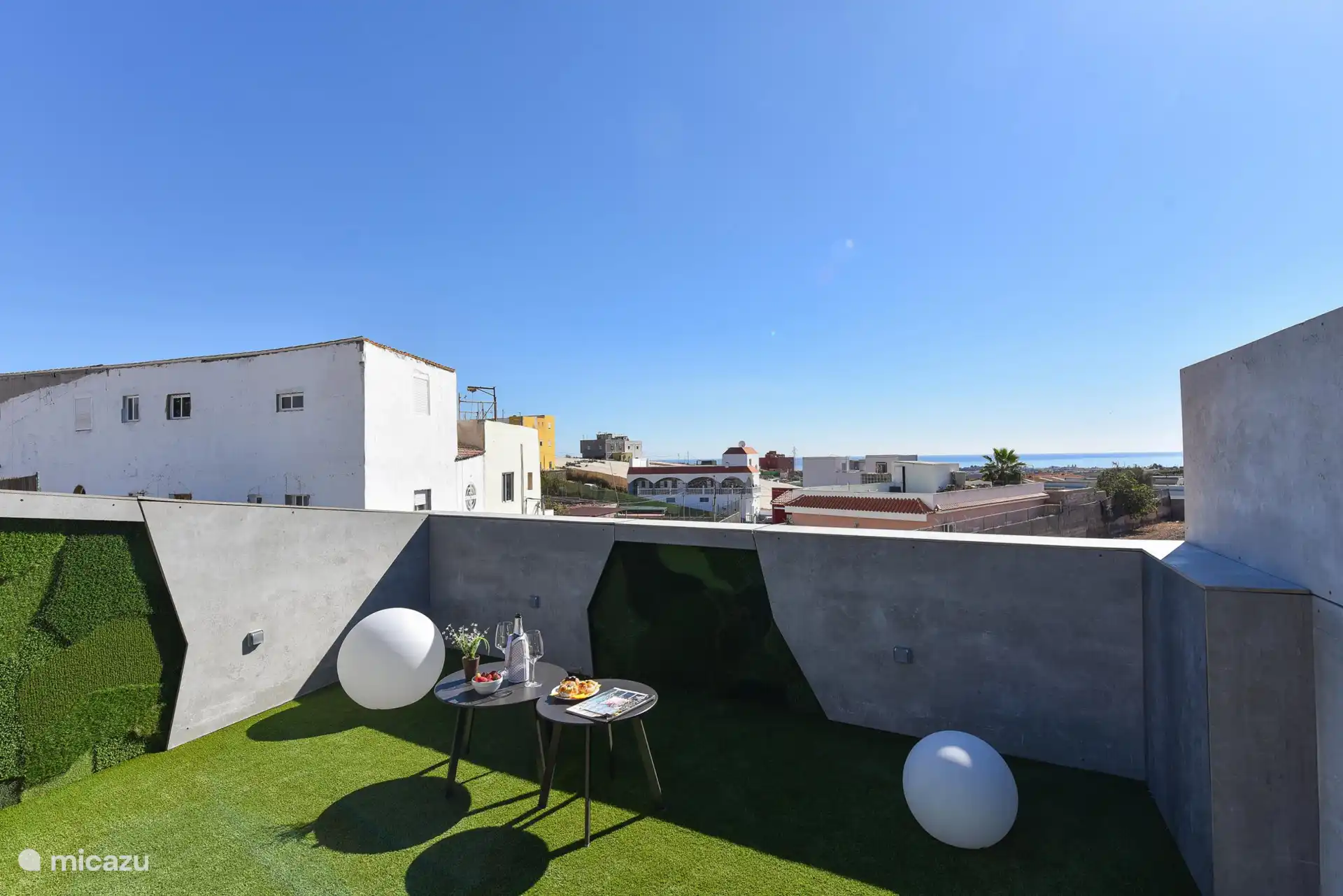 De là, vous pouvez également voir la mer au loin