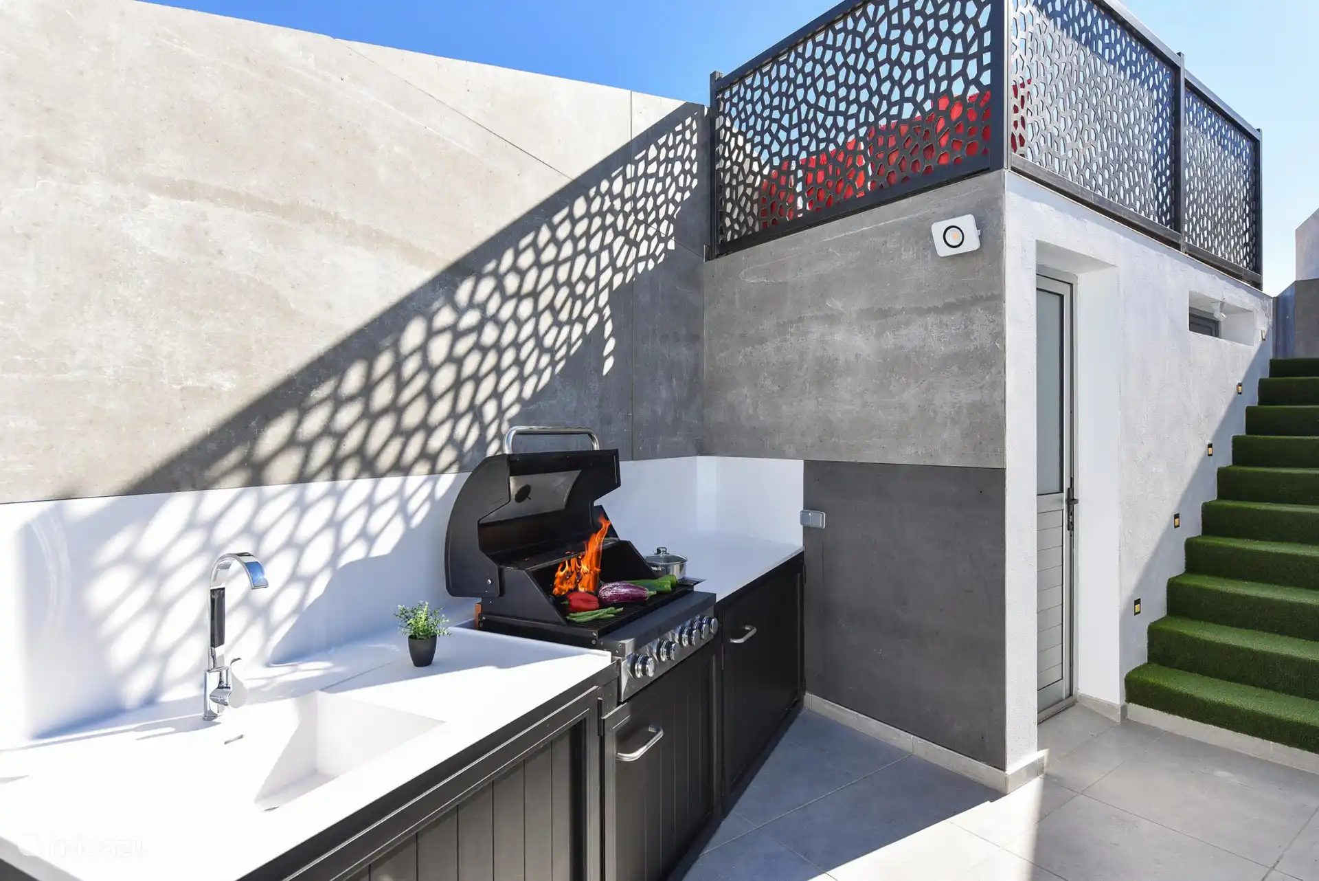 Barbecue et escalier menant au salon