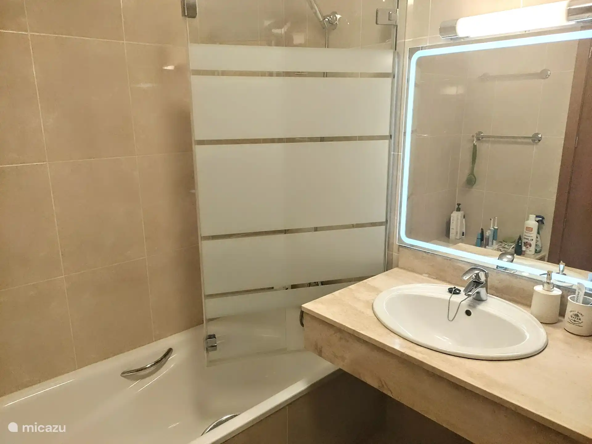 Salle de bain 1 : baignoire avec douche