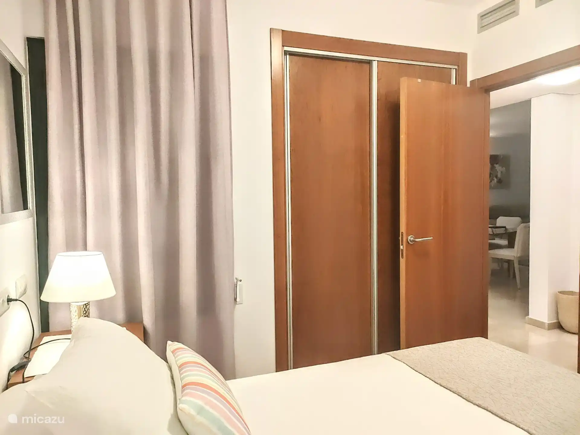 Chambre 2 : avec armoire et climatisation