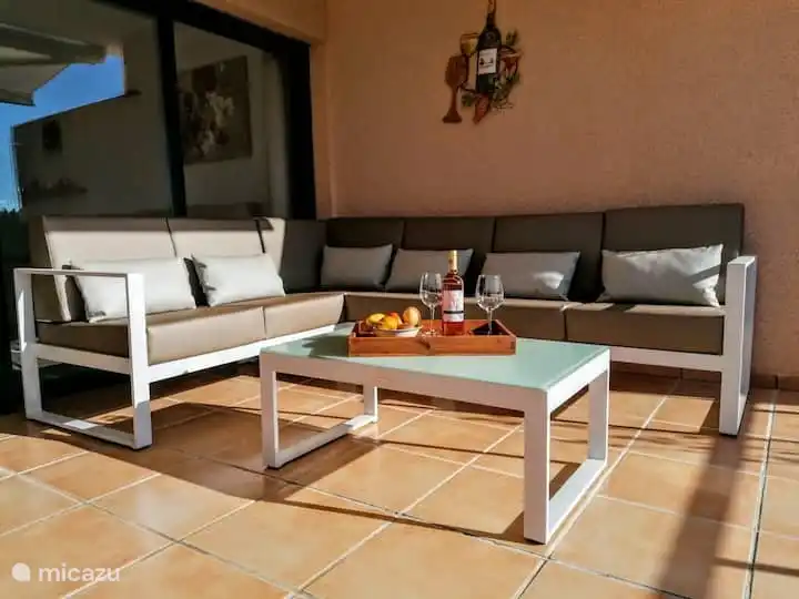 Terrasse spacieuse avec coin salon
