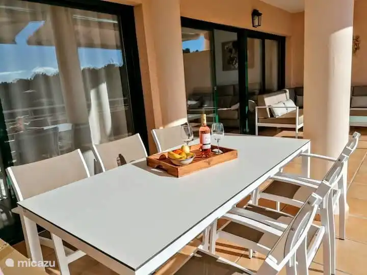 Manger ensemble sur la terrasse 
