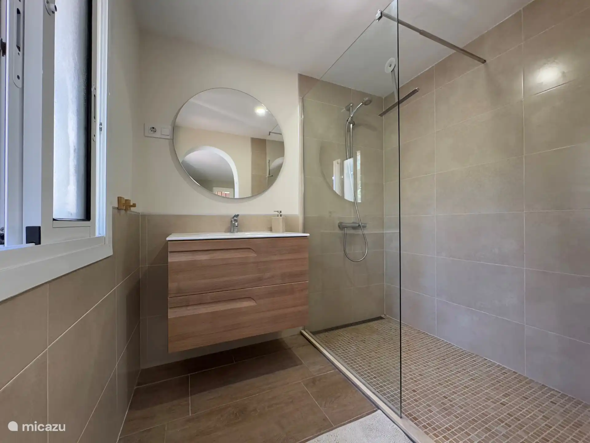 Badezimmer im Schlafzimmer 4.