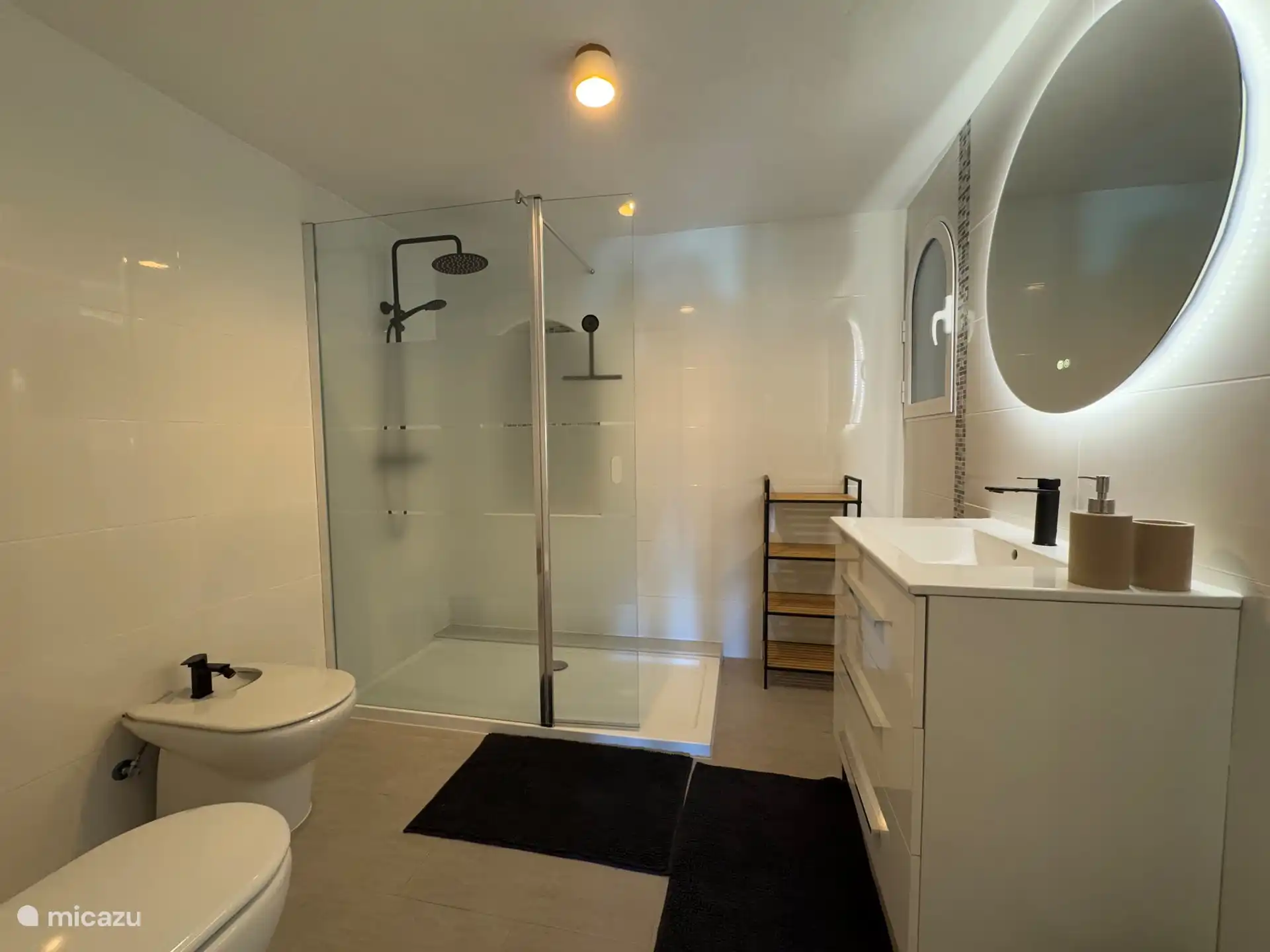 Gemeinschaftsbad im Erdgeschoss.