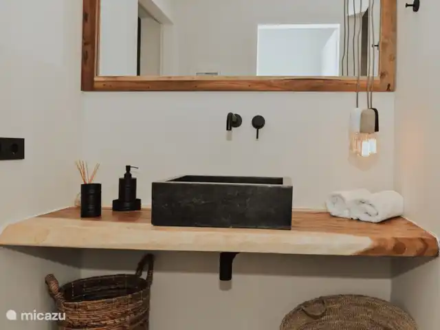 Location de Vacances Grèce, Grèce centrale, Pogonia, appartement - Elsa Appartement Moderne Rez-de-chaussée Zone lavabo avec miroir