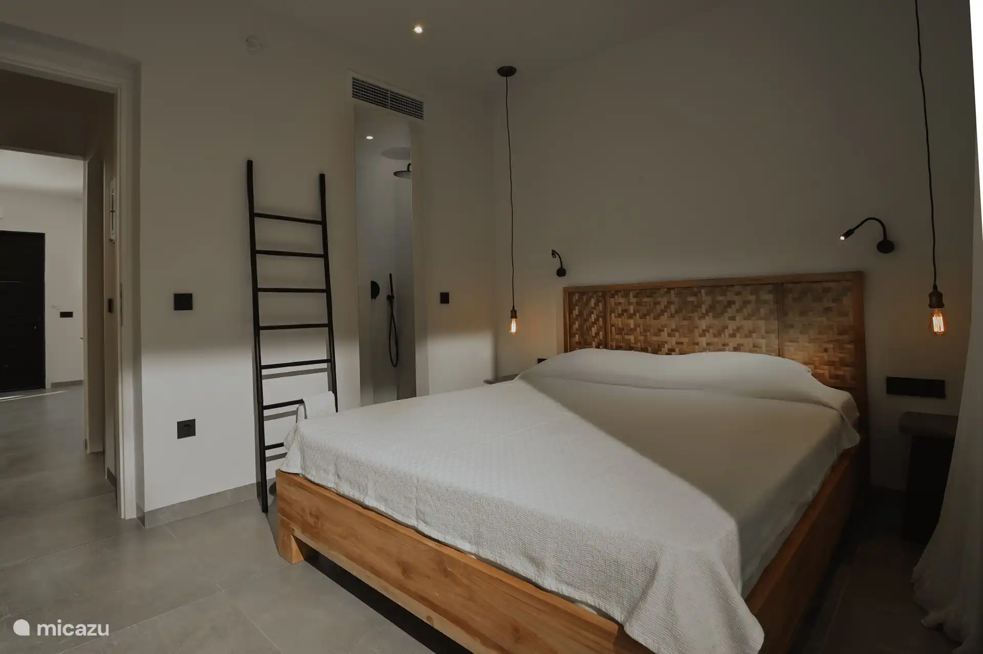 Schlafzimmer und Regendusche