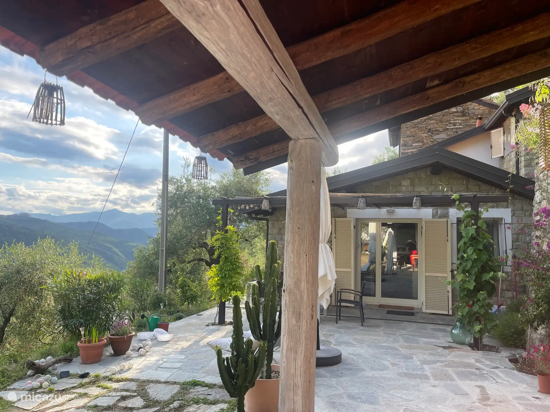 Blick von der überdachten Terrasse.