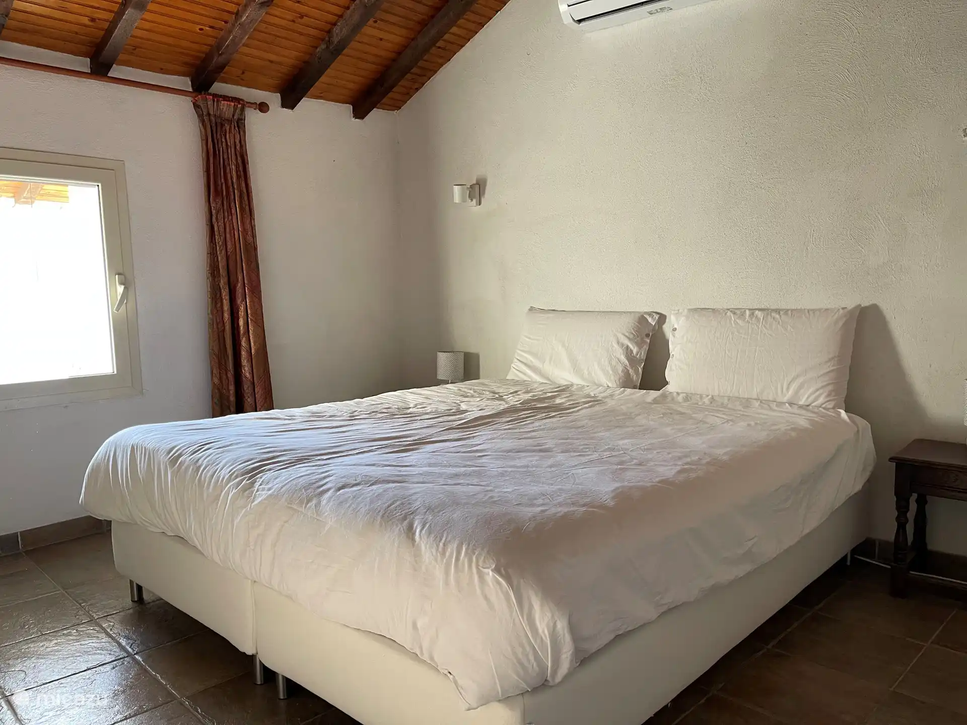 Großes Schlafzimmer im 2. Stock mit Klimaanlage