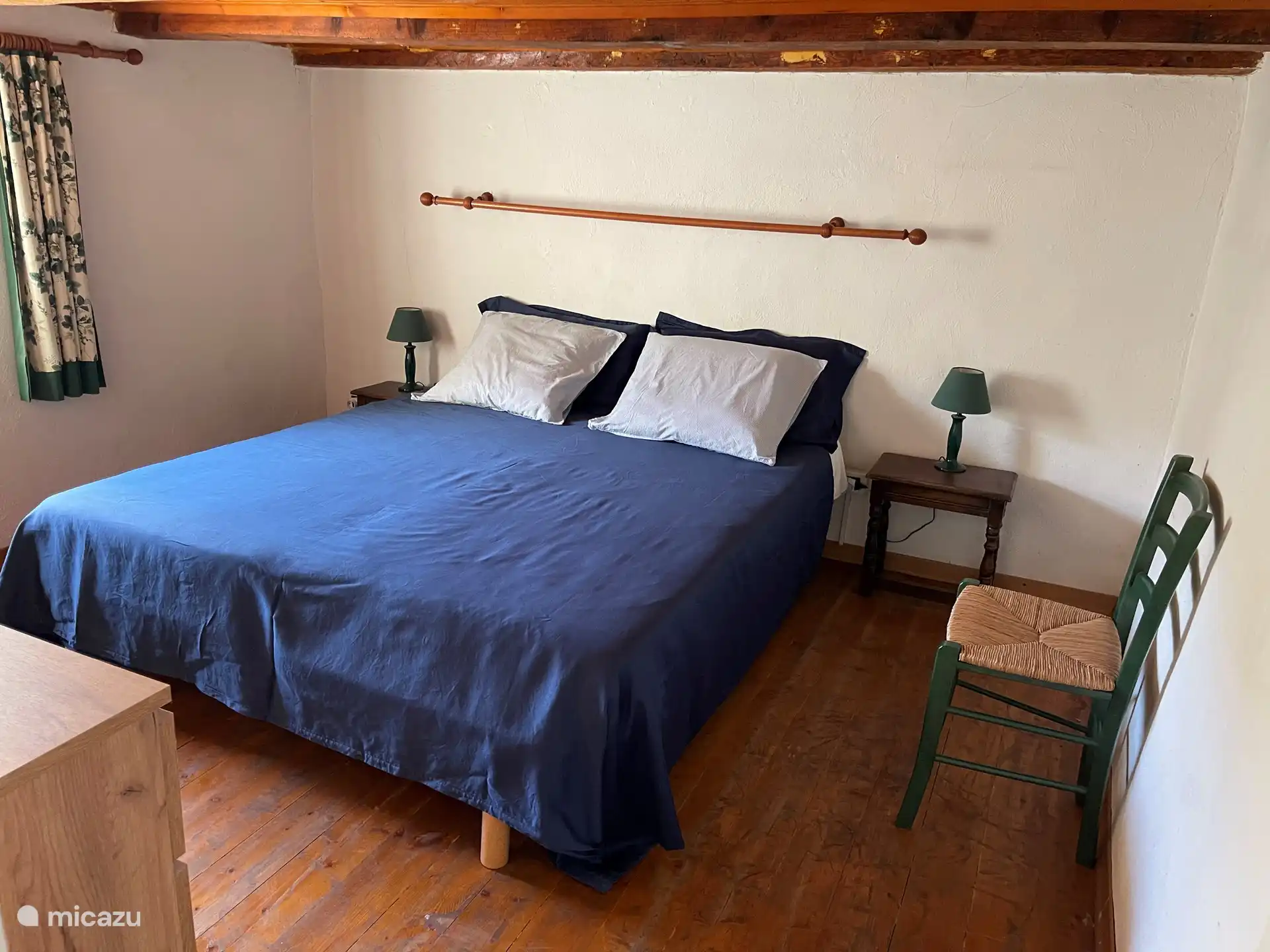 Kleines niedriges Schlafzimmer.