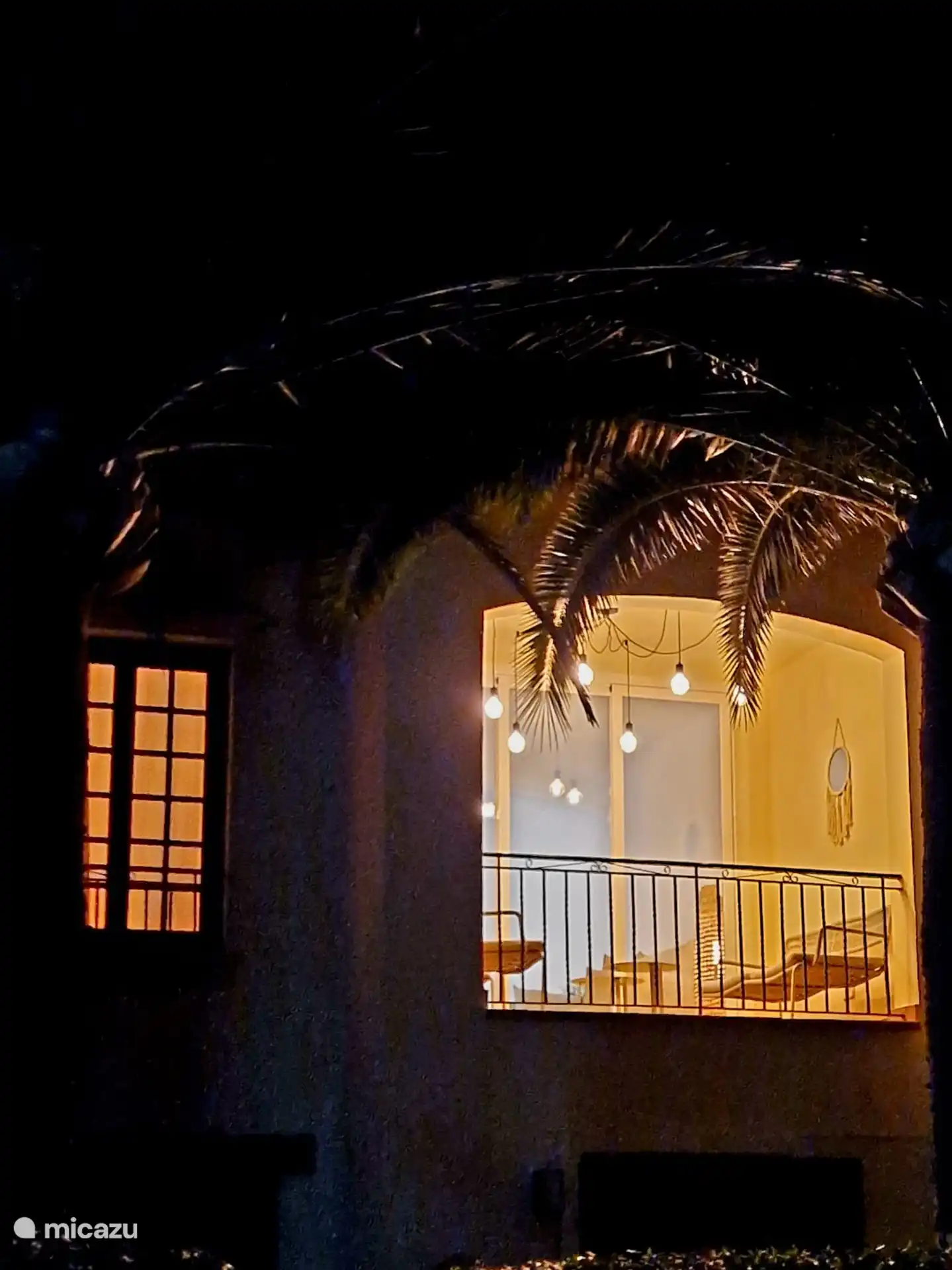 Blick vom Pool bei Nacht