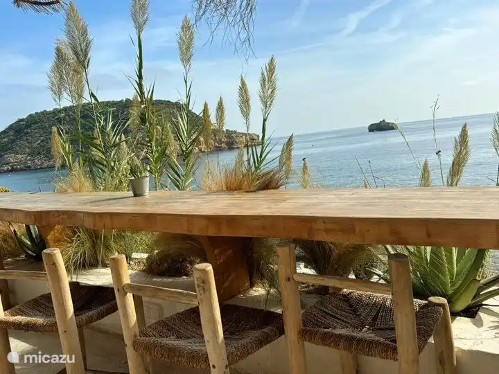 Genießen Sie ein köstliches Mittagessen in Cala Clemence